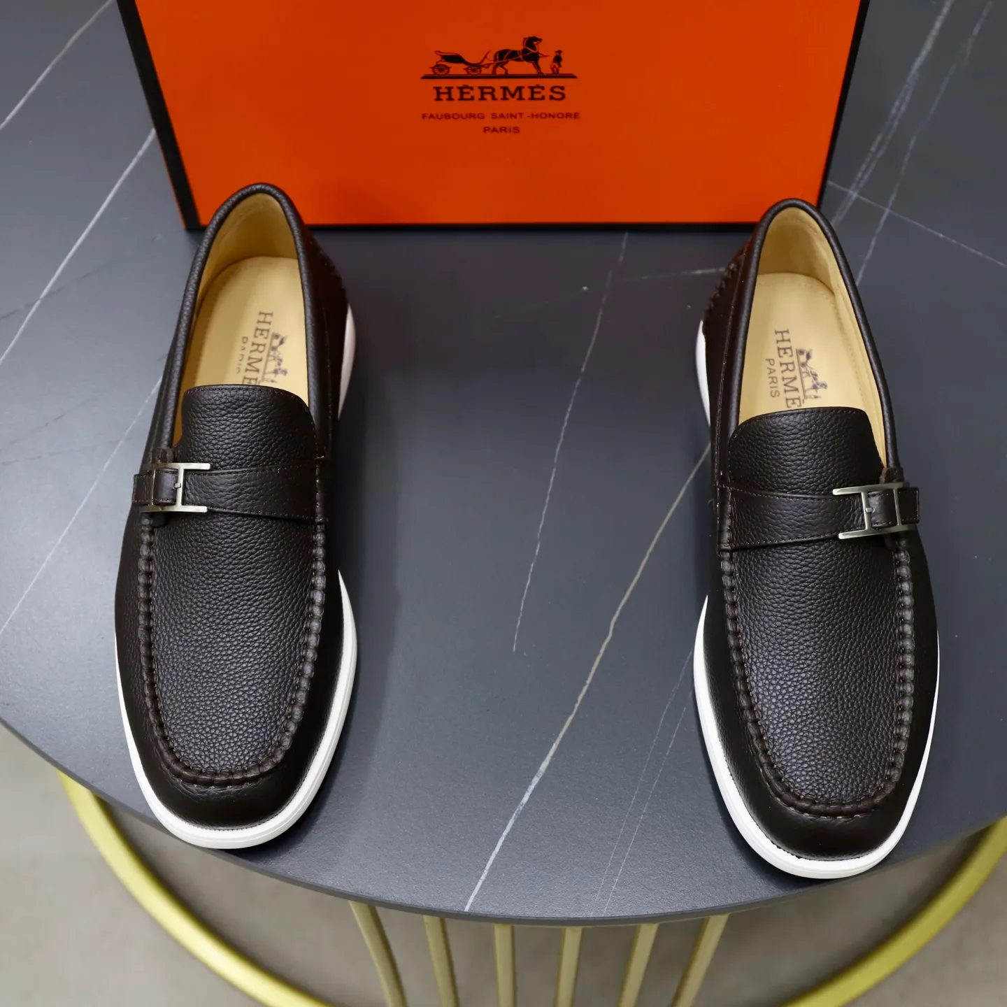 Ex-factory price: 560💰Hermès/Hermès slip-on men's shoes. This shoe is made of imported pebbled cowhide. It has simple and smooth lines and is combined with aerodynamically designed 3CM rubber foam ultra-light soles! Youthful and fashionable, classic H-shaped hardware buckle decoration, calf lining gently wraps the feet, with logo cowhide feet, casual and urban style, highlighting youthful vitality, sports and leisure version, super versatile, code number: 38-39-40-41-42-43-44 standard leather shoe size (45 can be customized but does not support returns)